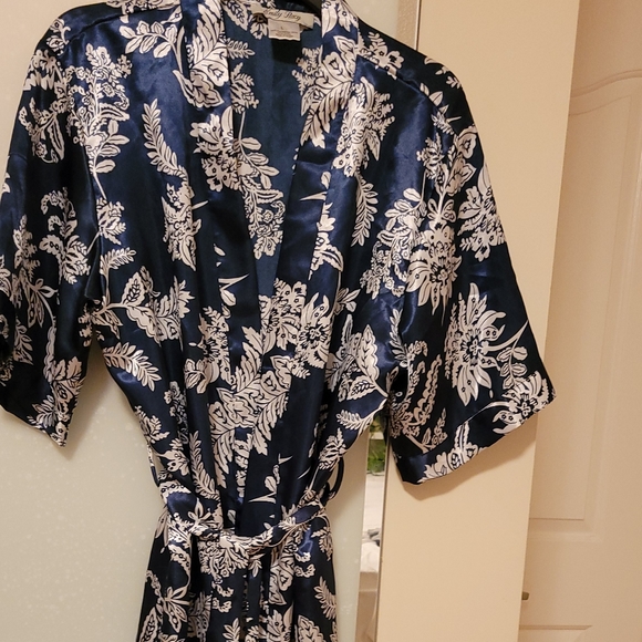 Emily Stacy women robe. - Picture 4 of 4